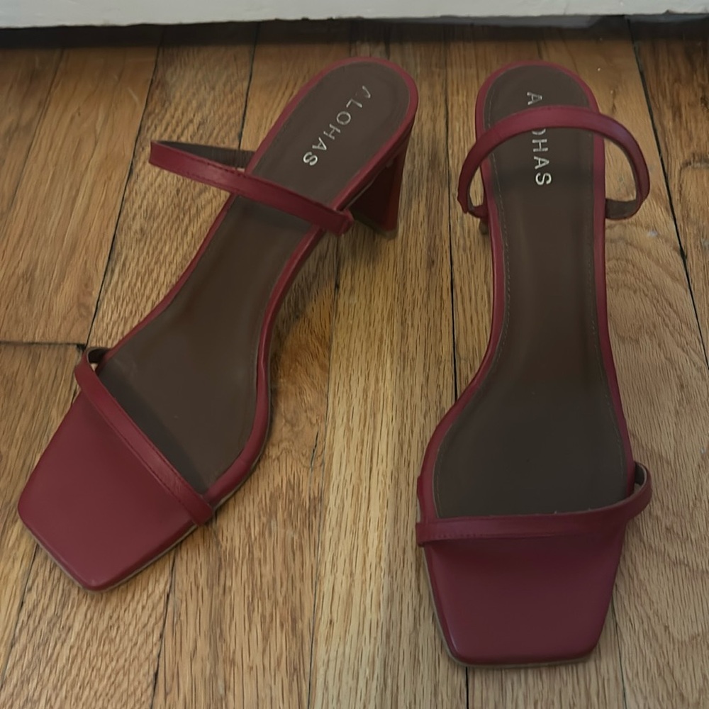 Aloha red heels - so cute! Minor scuff on heel